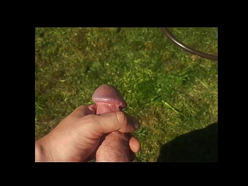 ❤️ Keçika germ di bexçeyek havînê de pisîka xwe ya pembe diqelişe û bi şuştinê dixe. ️❌ Pornoya anal li ku.mrvideospornogratis.ru ❌️❤